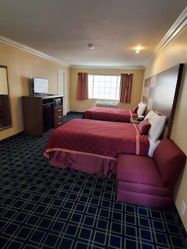delmonico inn and suites