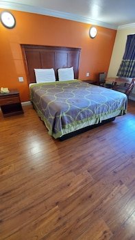 Delmonico Inn & Suites,,3 star