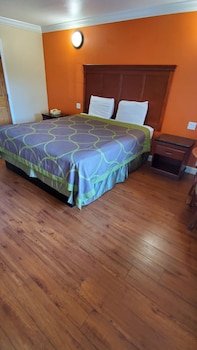 Delmonico Inn & Suites,,3 star