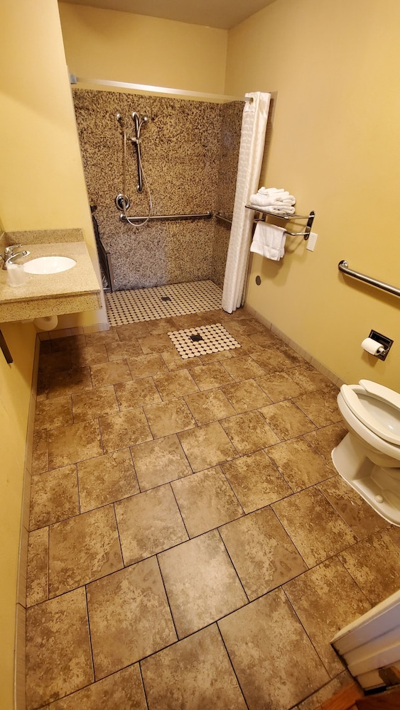 delmonico inn and suites