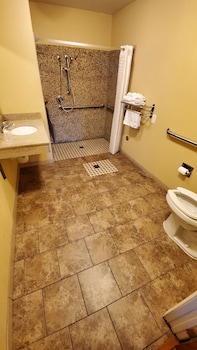 delmonico inn and suites