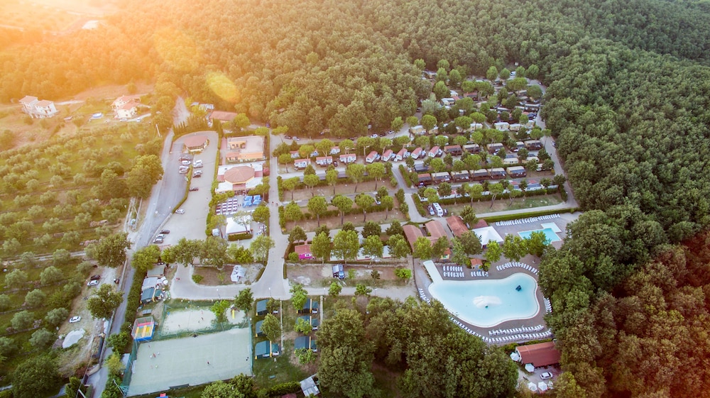 hu i pini village