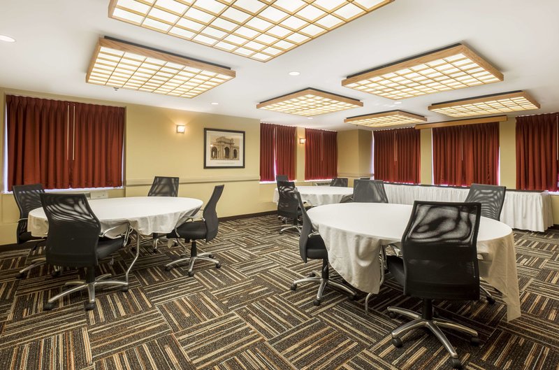 red roof inn plus columbus downtown convention center