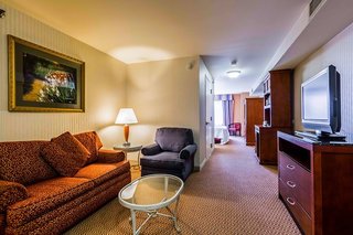 hilton garden inn milwaukee northwest conference center