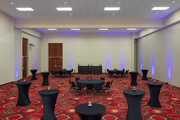 holiday inn des moines airport conf center by ihg