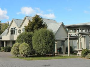 colonial manor motel