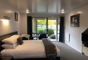 colonial manor motel
