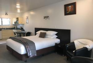 colonial manor motel