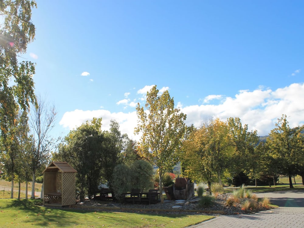 colonial manor motel