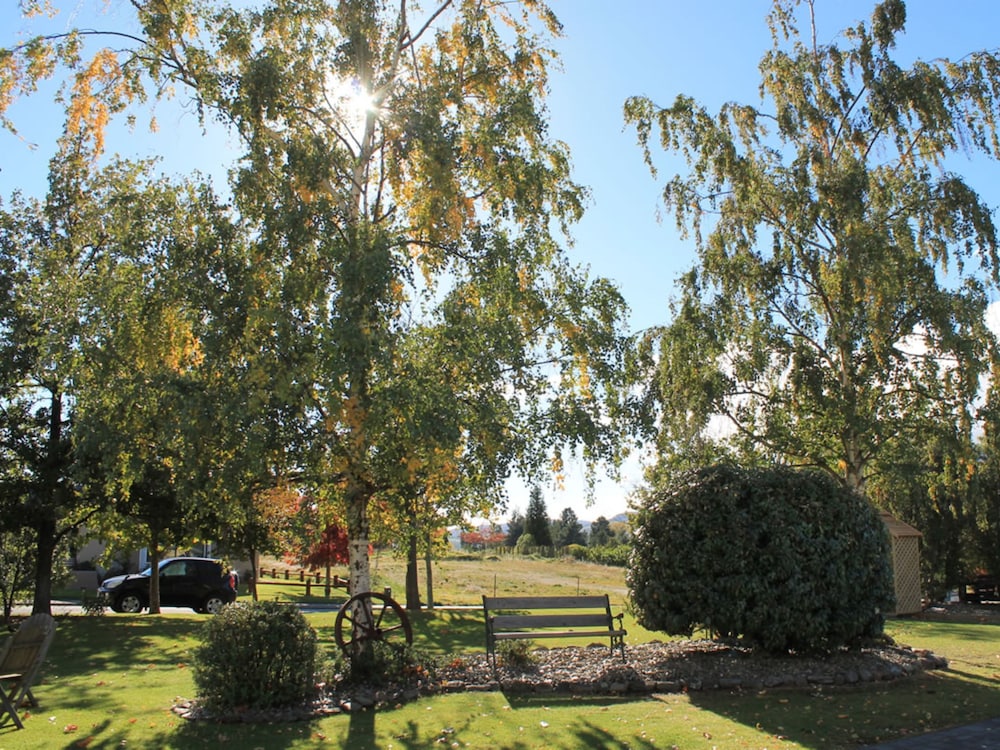 colonial manor motel