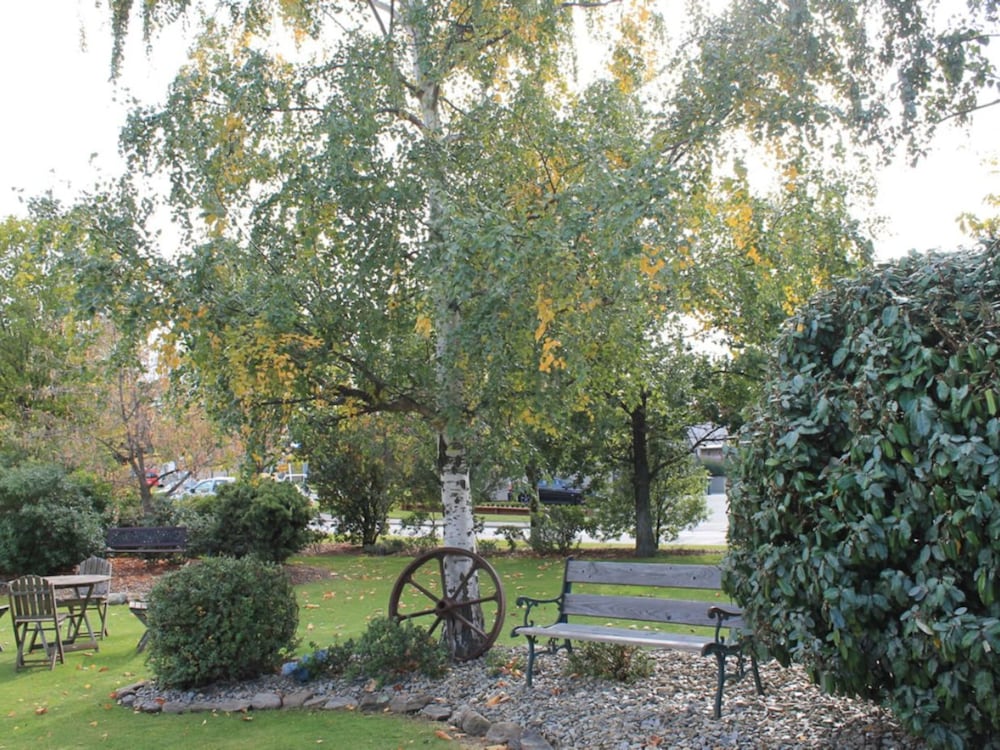 colonial manor motel