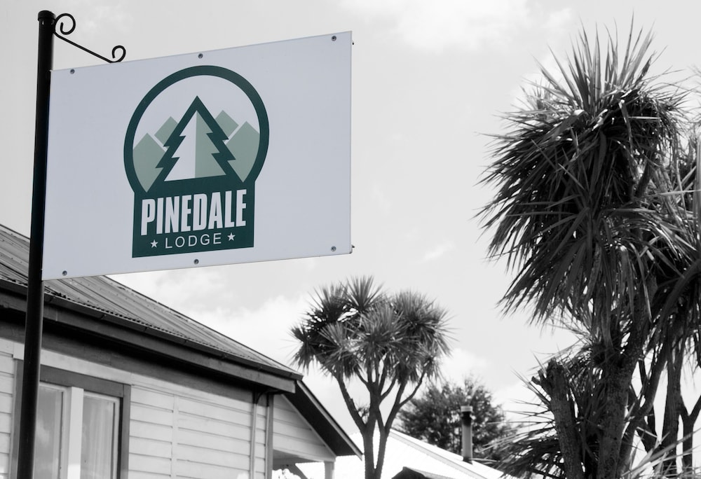 pinedale lodge and apartment