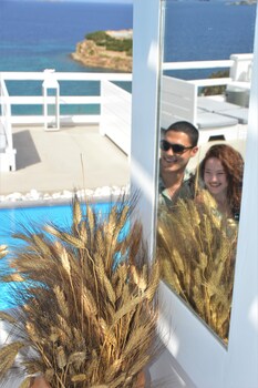 flaskos luxury suites
