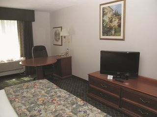 Clarion Pointe Richmond North Near University,Near Richmond Area Arts Center,3 star