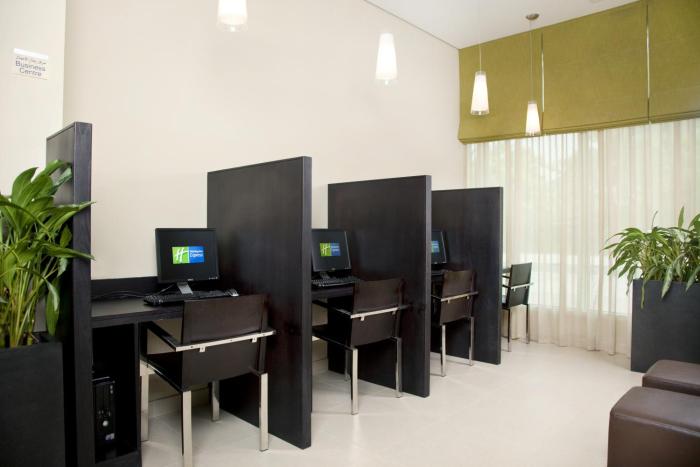 Holiday Inn Express Dubai Airport By Ihg,Near Festival Center,3 star