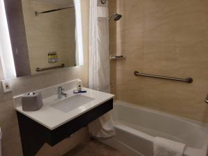 holiday inn express maspeth by ihg