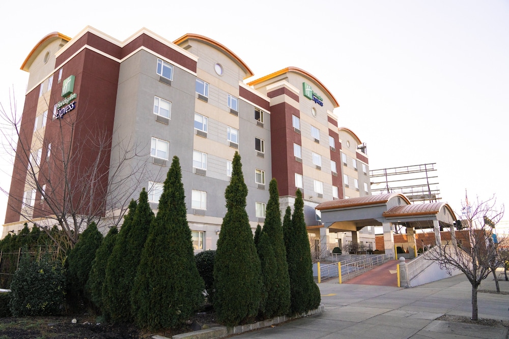 holiday inn express maspeth by ihg