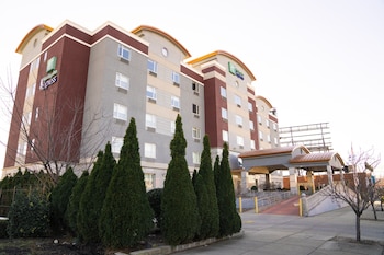 holiday inn express maspeth by ihg