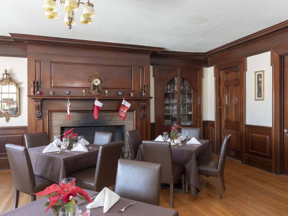 the white house inn