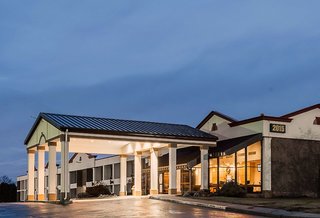 Red Roof Inn & Suites Mt Holly - Mcguire Afb,Connected To A Shopping Center,2 star