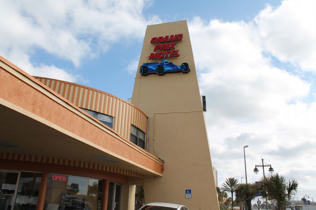 grand prix motel on the beach