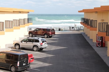 grand prix motel on the beach
