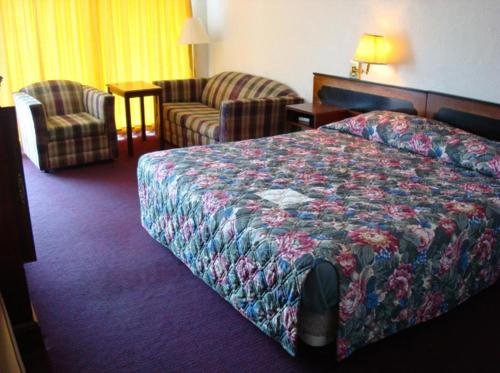 gray plaza motel