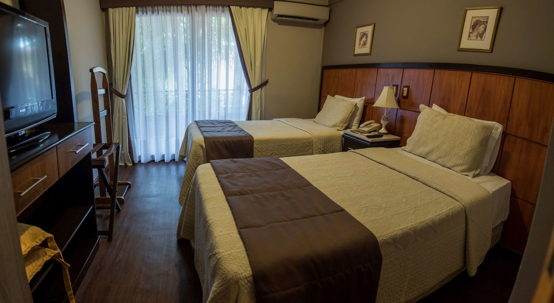 las ventanas suite hotel