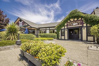 quality inn waddling dog