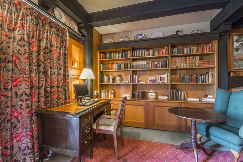 quality inn waddling dog