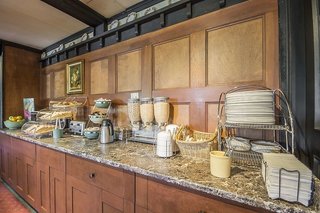 quality inn waddling dog