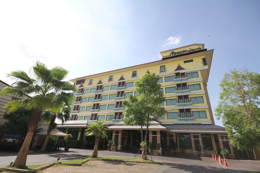 ruean phae royal park hotel
