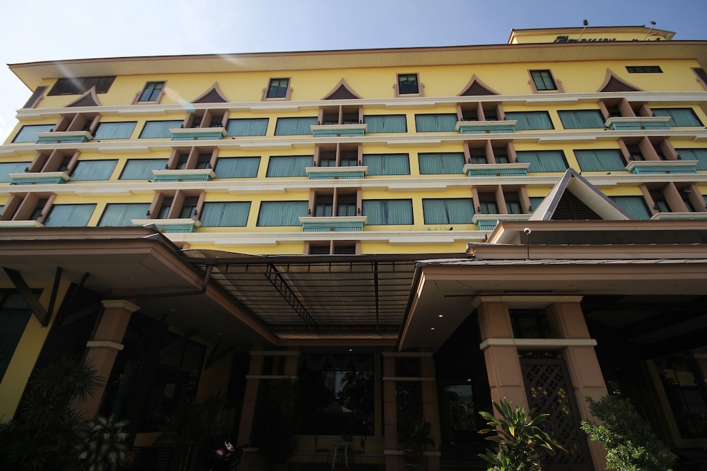 ruean phae royal park hotel