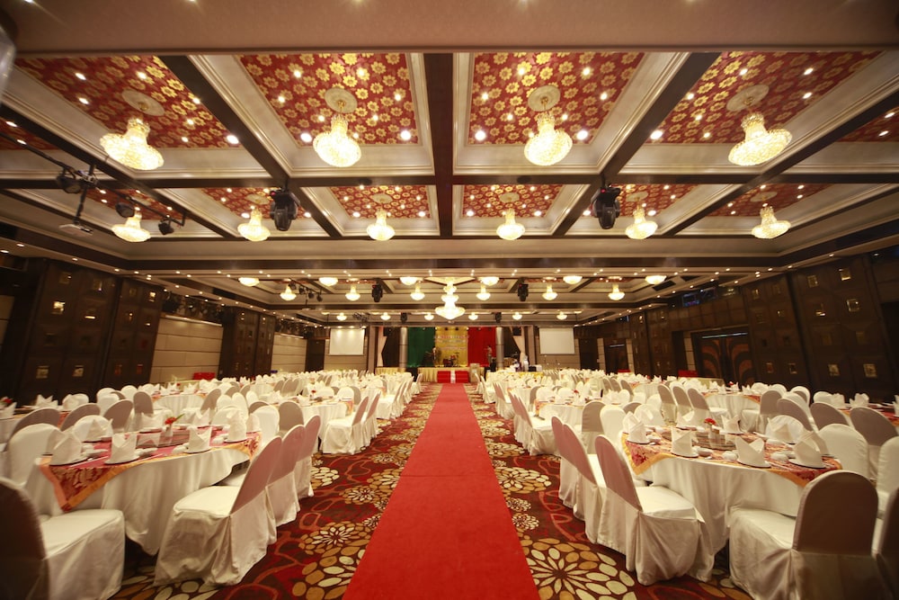 ruean phae royal park hotel