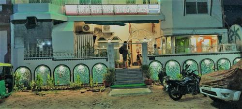 hotel temple on ganges
