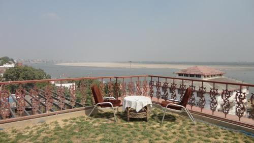 hotel temple on ganges