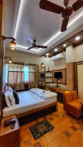 hotel temple on ganges