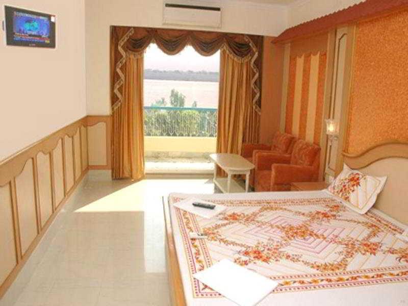 hotel temple on ganges