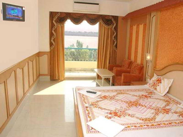 hotel temple on ganges