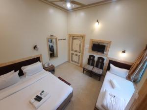 hotel temple on ganges