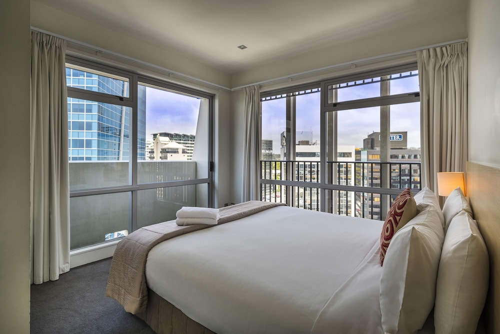 auckland harbour suites