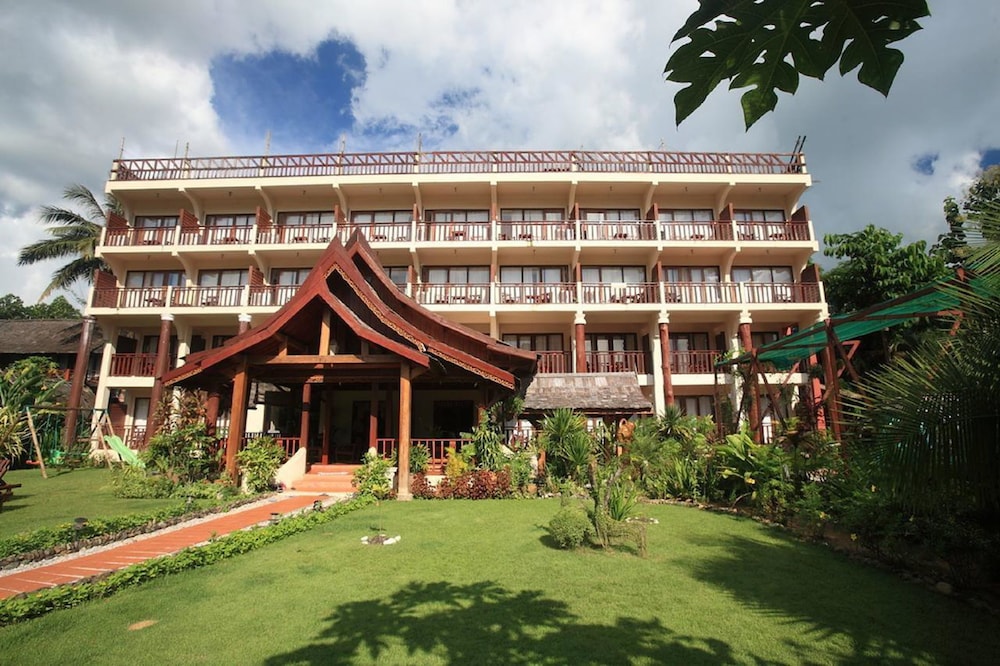 the elephant crossing hotel