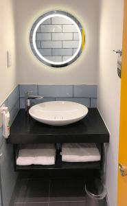 ibis styles manchester portland hotel