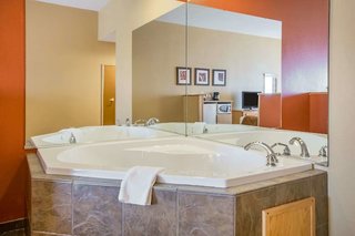 Comfort Suites Louisville Airport,Louisville>>Jefferson County,3 star