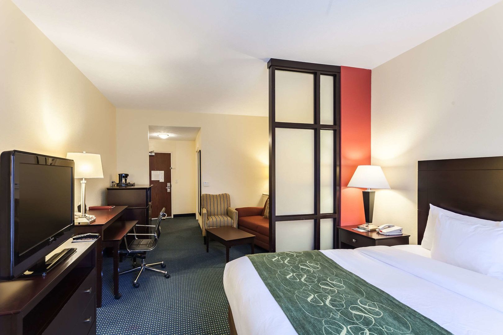 comfort suites east lincoln mall area