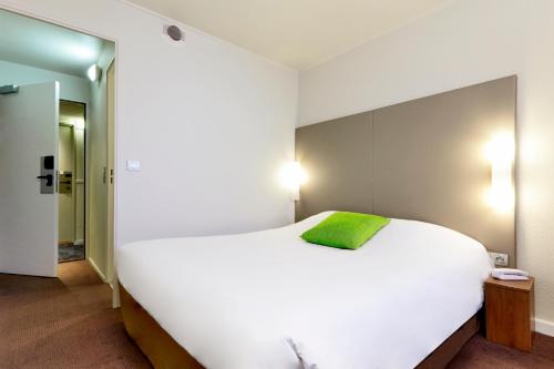 Campanile Paris Est - Porte De Bagnolet,Connected To A Shopping Center,3 star
