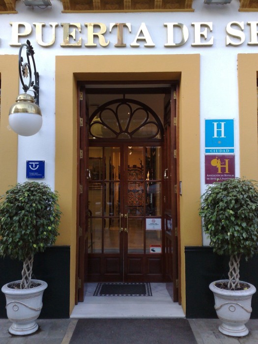 basic hotel puerta de sevilla