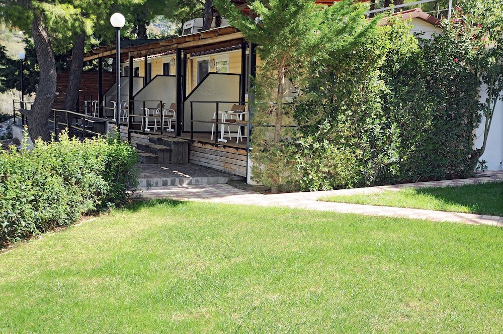 chrissa camping rooms and bungalows