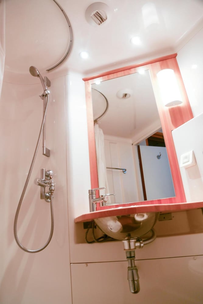 bud gett hostels