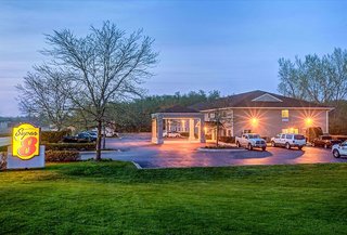 super 8 by wyndham mchenry fox lake area